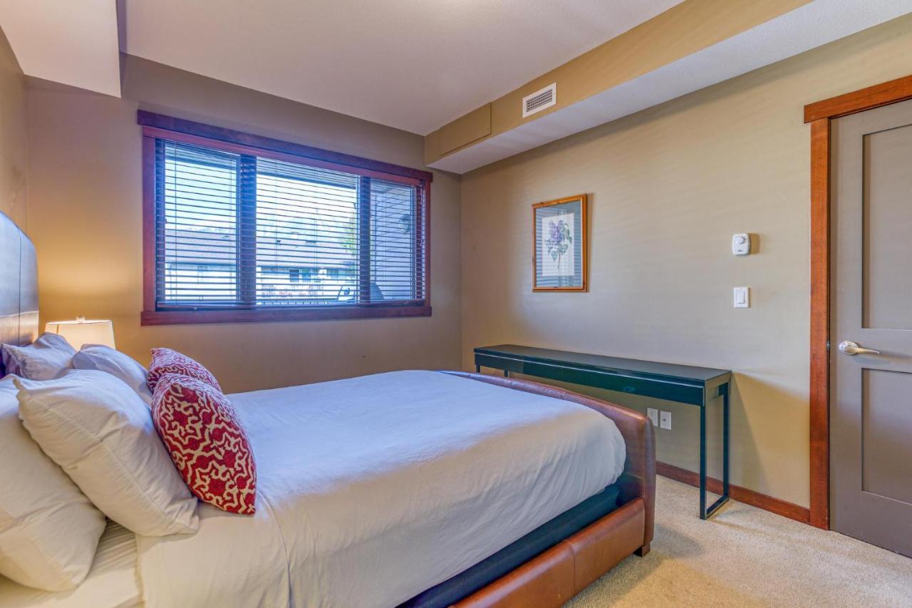 Rundle Rise - Spacious Condo Steps From Main Street Канмор Экстерьер фото