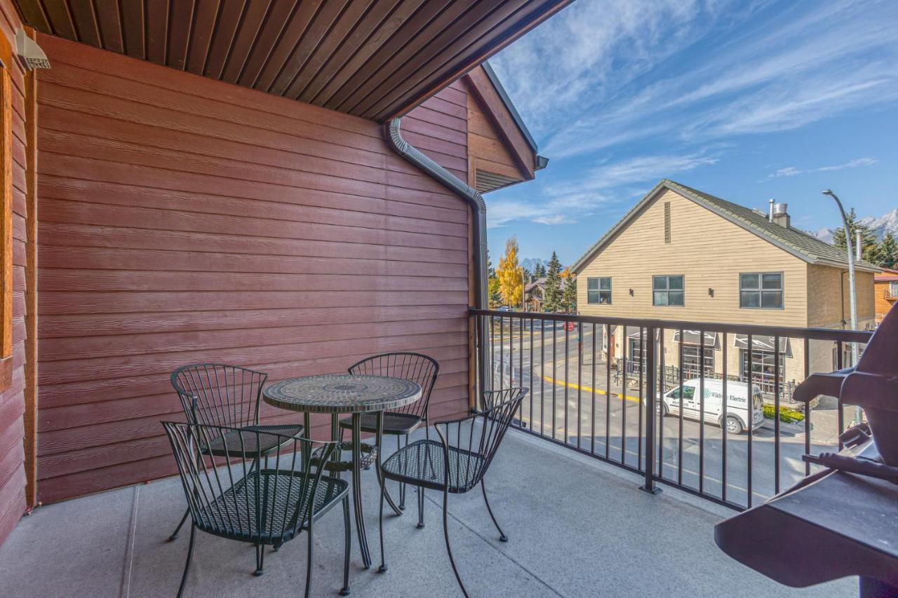 Rundle Rise - Spacious Condo Steps From Main Street Канмор Экстерьер фото