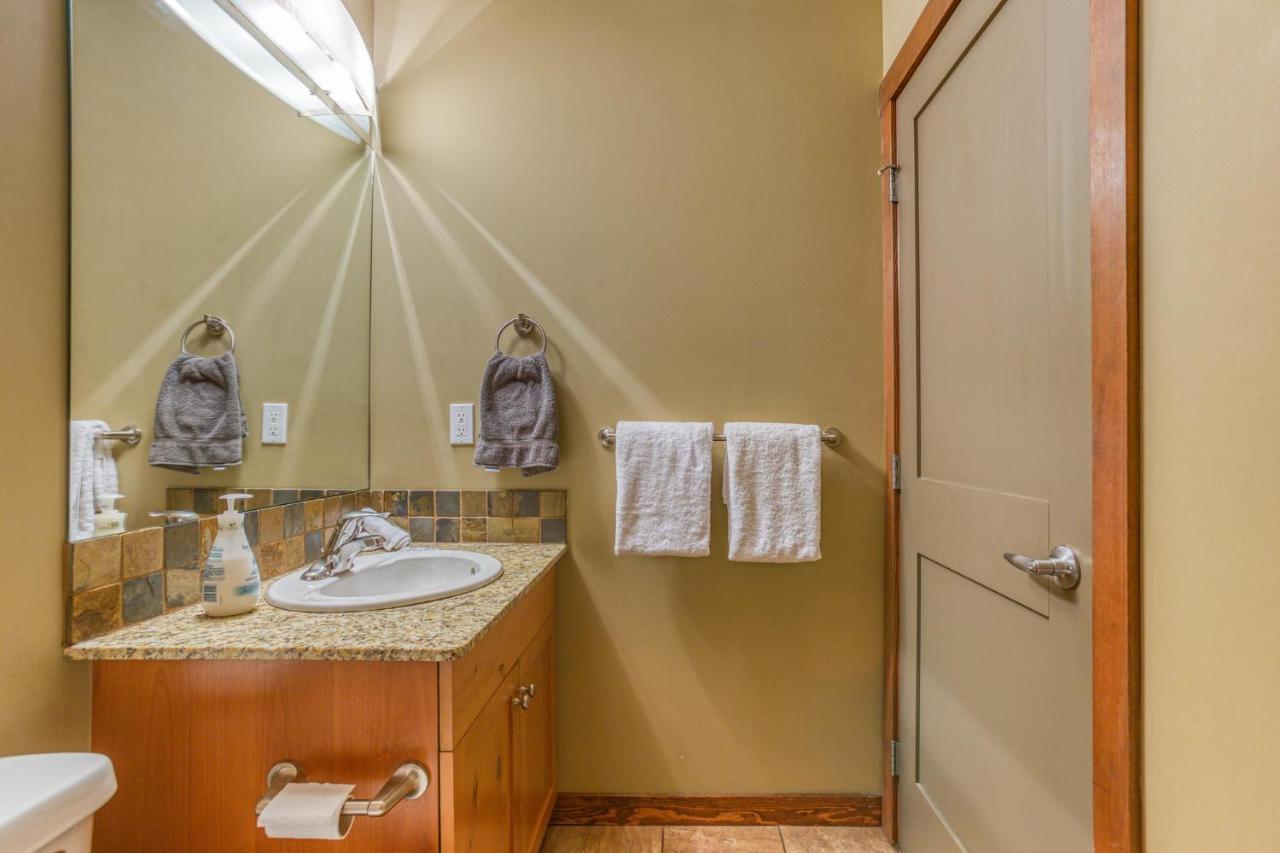 Rundle Rise - Spacious Condo Steps From Main Street Канмор Экстерьер фото
