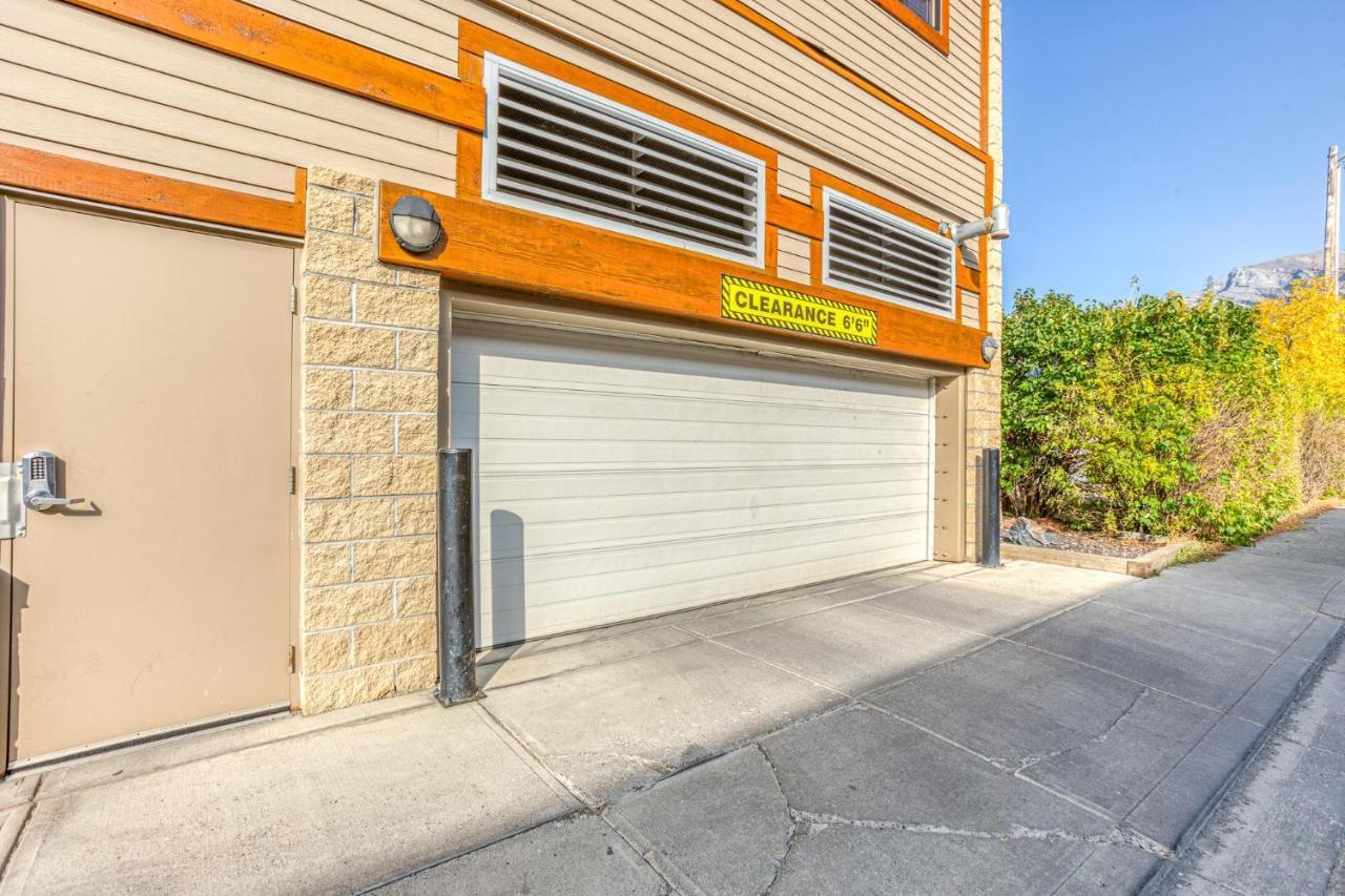 Rundle Rise - Spacious Condo Steps From Main Street Канмор Экстерьер фото