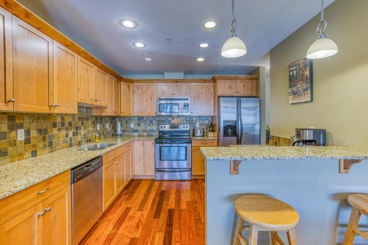 Rundle Rise - Spacious Condo Steps From Main Street Канмор Экстерьер фото