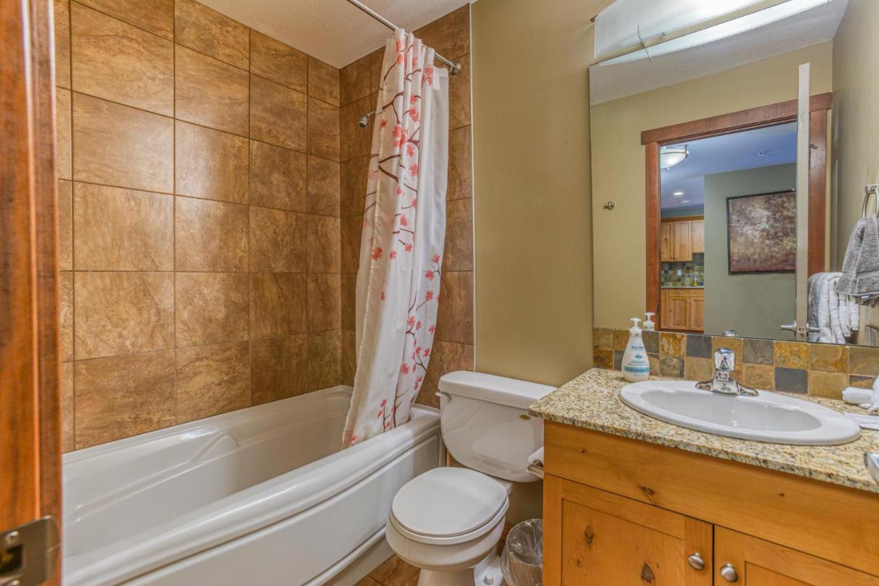 Rundle Rise - Spacious Condo Steps From Main Street Канмор Экстерьер фото