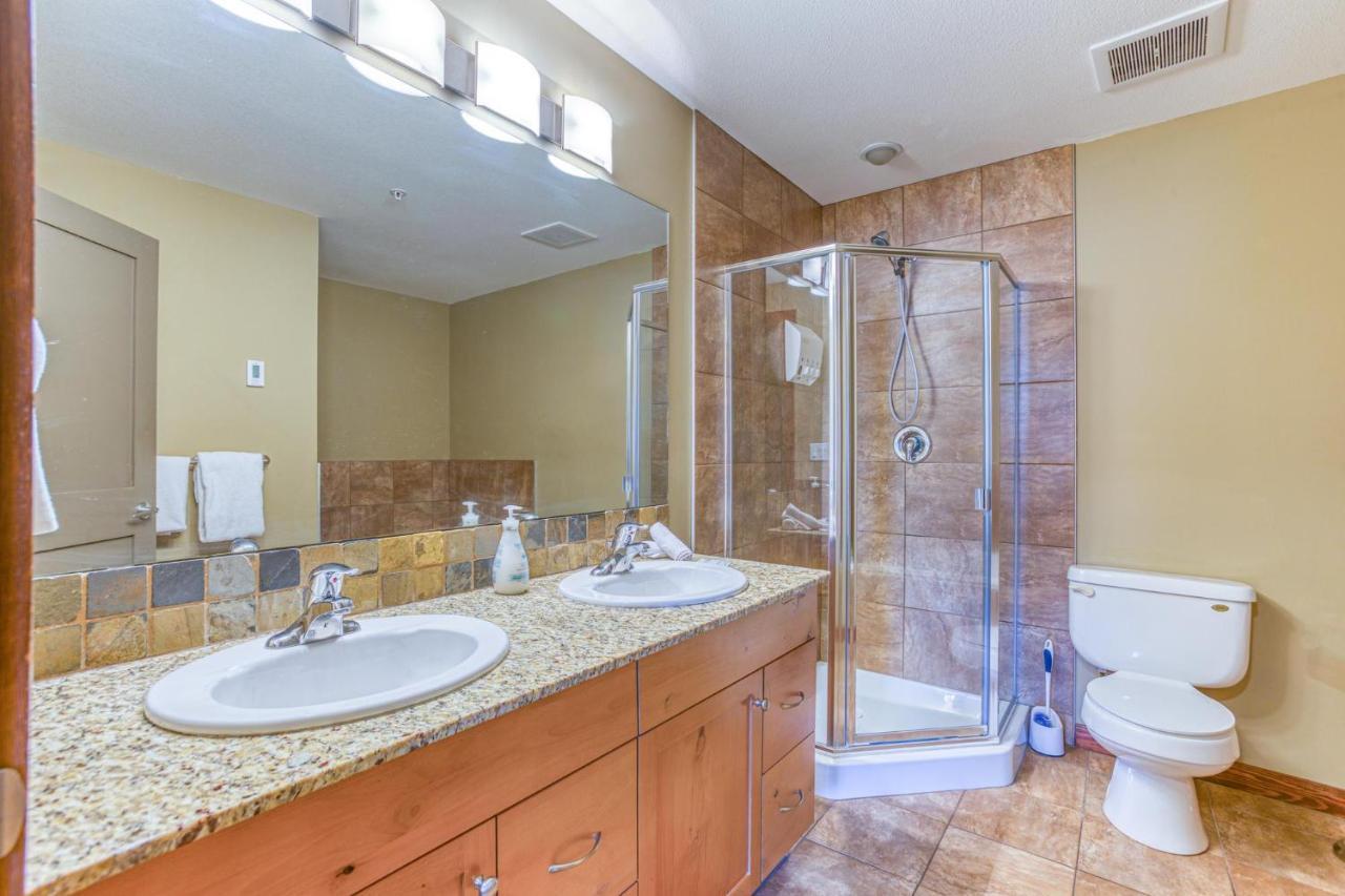 Rundle Rise - Spacious Condo Steps From Main Street Канмор Экстерьер фото